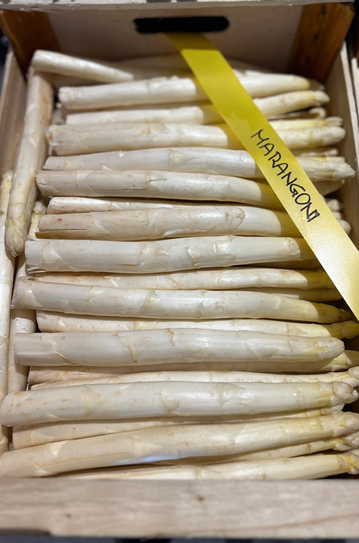 Frischer weißer Spargel in einer Holzkiste