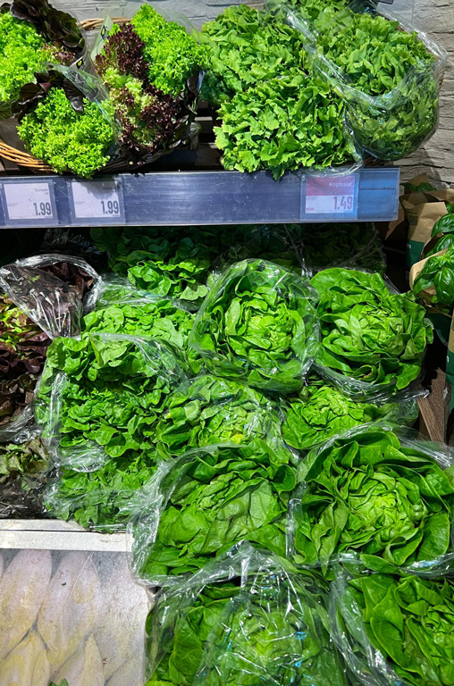 Die frühlingshafte Vielfalt bei EDEKA Deckenbach bietet auch eine Vielzahl an frischen Salaten