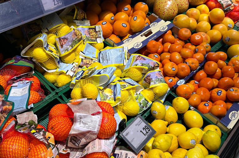 Zitrusfrüchte im Regal bei EDEKA Deckenbach
