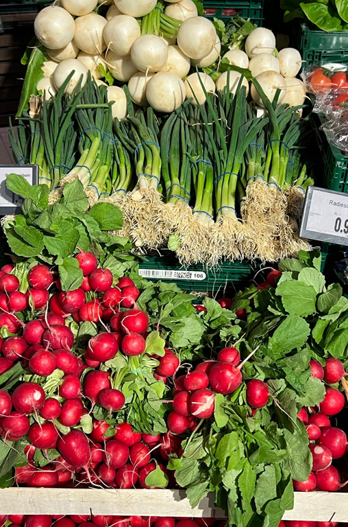 Radieschen und Frühlingszwiebeln im Regal bei EDEKA Deckenbach