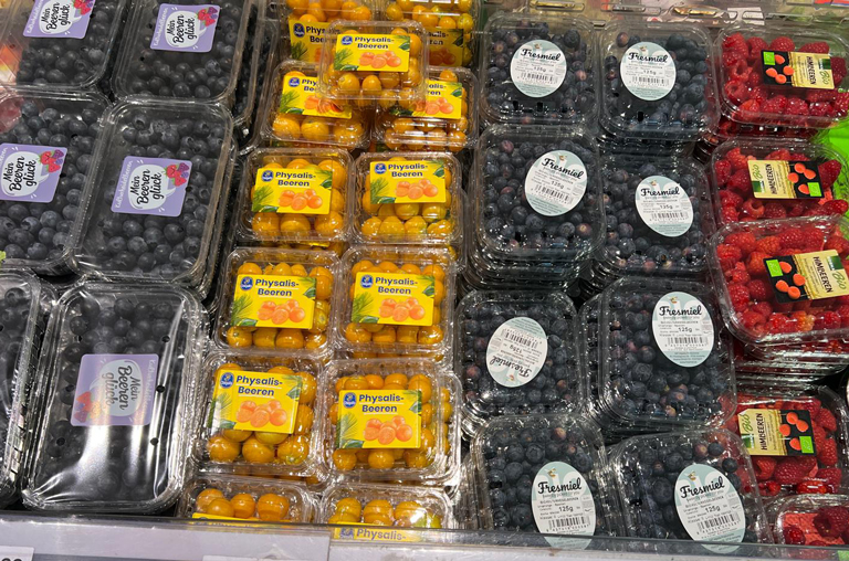 Verschiedene Beeren im Kühlregal bei EDEKA Deckenbach