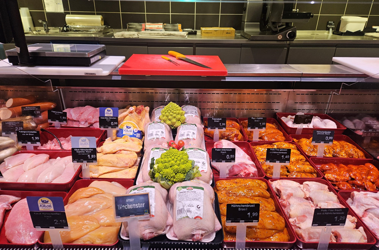 Eine Aufnahme der Geflügelspezialitäten in der Auslage der Bedientheke von EDEKA Deckenbach in Obertshausen