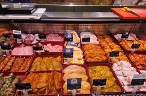 Eine Aufnahme der Geflügelspezialitäten in der Auslage der Bedientheke von EDEKA Deckenbach in Obertshausen