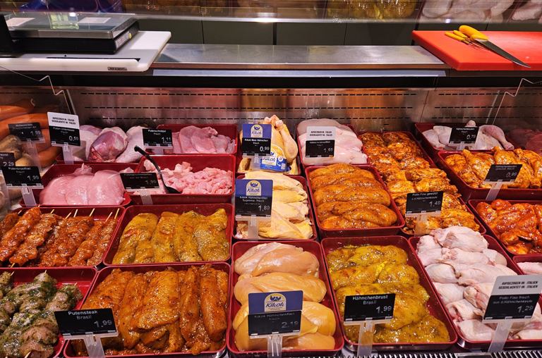 Eine Aufnahme der Geflügelspezialitäten in der Auslage der Bedientheke von EDEKA Deckenbach in Obertshausen