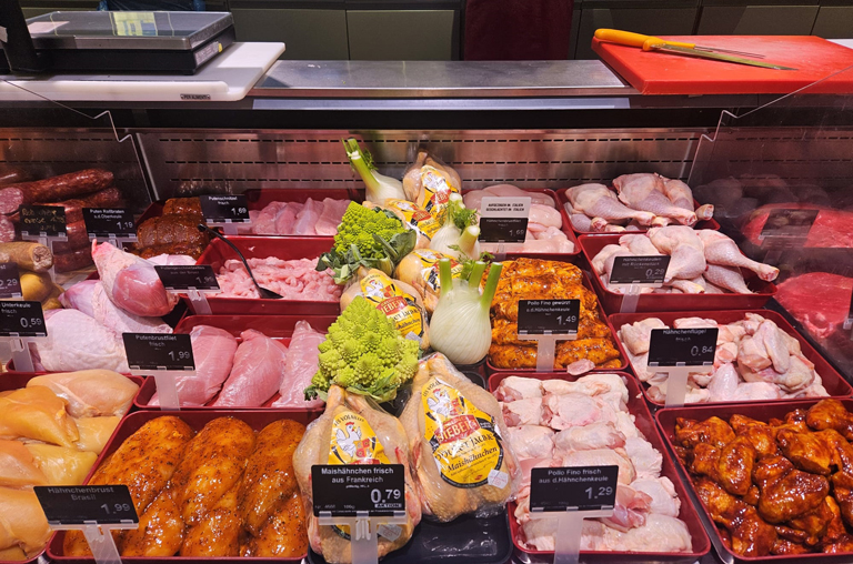 Eine Aufnahme der Geflügelspezialitäten in der Auslage der Bedientheke von EDEKA Deckenbach in Obertshausen