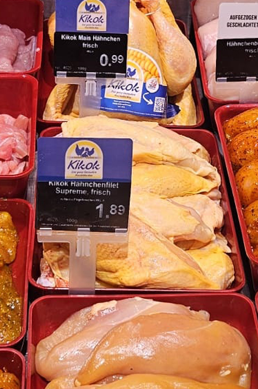 Kikok-Spezialitäten in der Auslage der Bedientheke von EDEKA Deckenbach in Obertshausen
