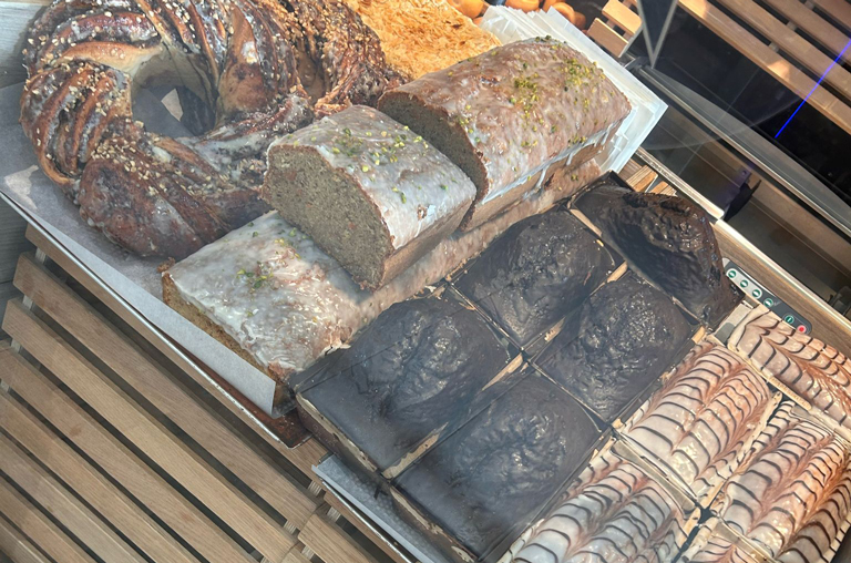 Süße Osterspezialitäten in der Auslage der Markt-Bäckerei von EDEKA Deckenbach