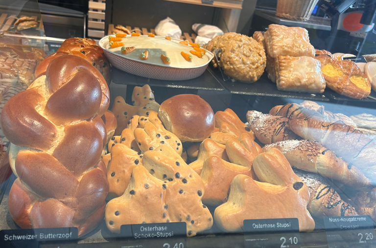 Süße Osterspezialitäten in der Auslage der Markt-Bäckerei von EDEKA Deckenbach