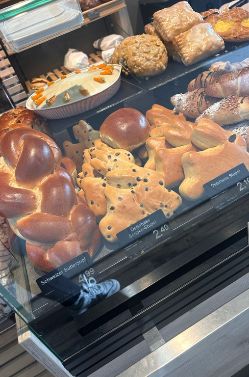 Süße Osterspezialitäten in der Auslage der Markt-Bäckerei von EDEKA Deckenbach
