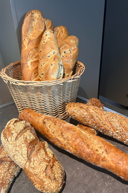 Zwiebel-, Oliven- und Nussbaguettes aus der Markt-Bäckerei