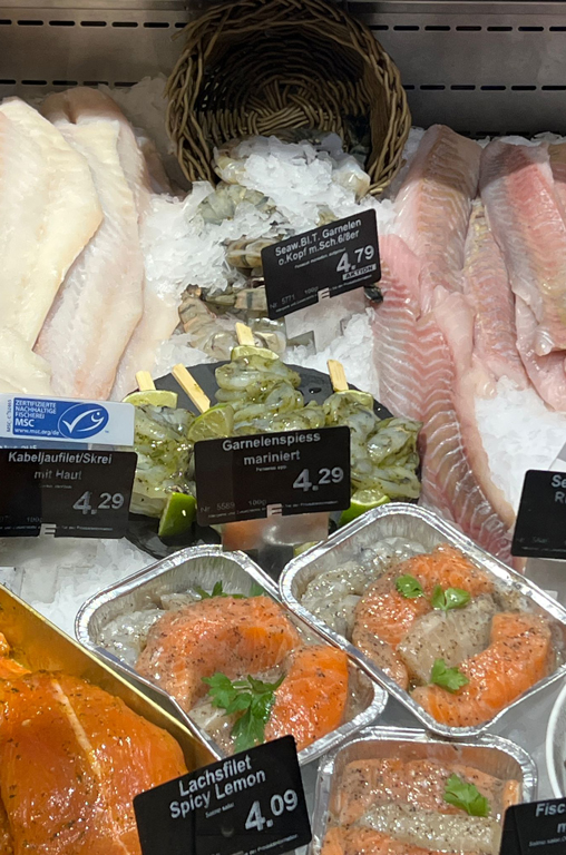 Ostergenuss pur: Fischspezialitäten in der Auslage der Frischetheke von EDEKA Deckenbach