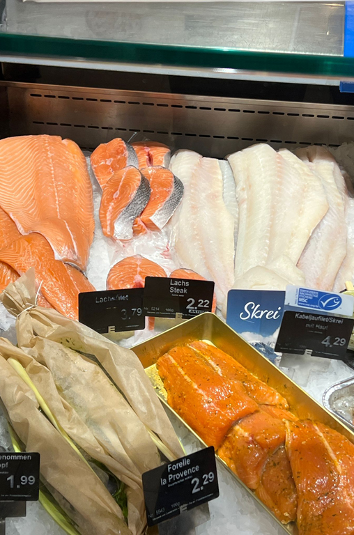 Ostergenuss pur: Fischspezialitäten in der Auslage der Frischetheke von EDEKA Deckenbach
