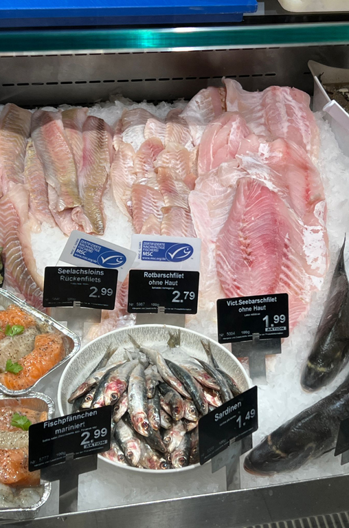 Ostergenuss pur: Fischspezialitäten in der Auslage der Frischetheke von EDEKA Deckenbach
