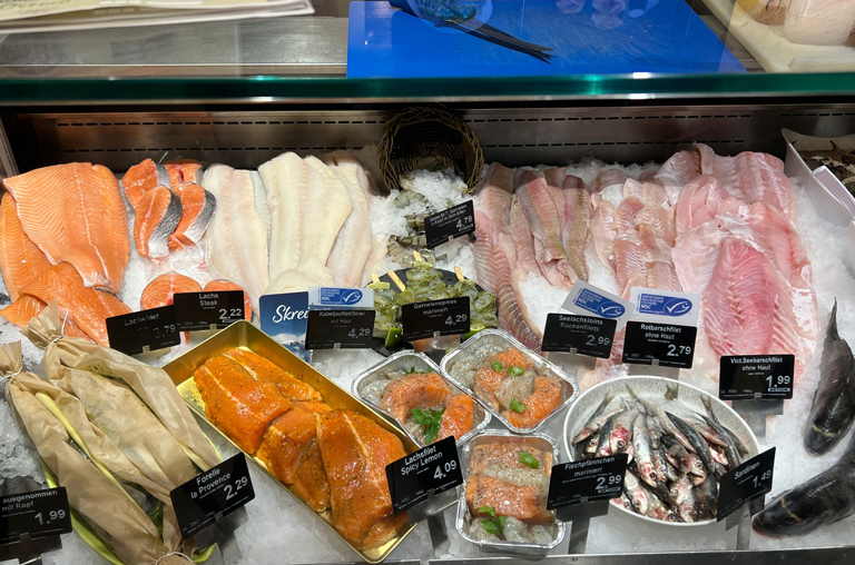 Ostergenuss pur: Fischspezialitäten in der Auslage der Frischetheke von EDEKA Deckenbach