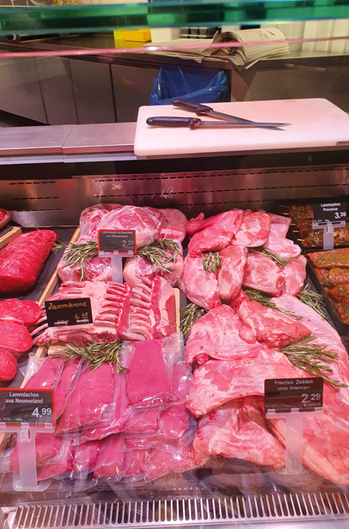 Ostergenuss pur: Lammspezialitäten in der Auslage der Frischetheke von EDEKA Deckenbach