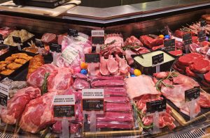 Ostergenuss pur: Lammspezialitäten in der Auslage der Frischetheke von EDEKA Deckenbach