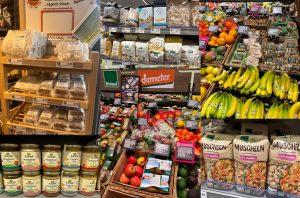 Im Sortiment von EDEKA Deckenbach in Obertshausen warten zahlreiche Bio-Lebensmittel auf die Kunden