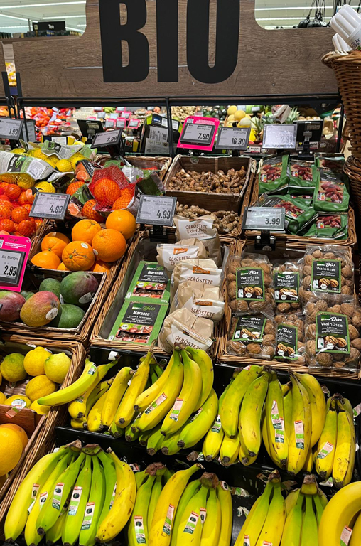 In der Obst- und Gemüseabteilung von EDEKA Deckenbach in Obertshausen warten zahlreiche Bio-Lebensmittel auf die Kunden
