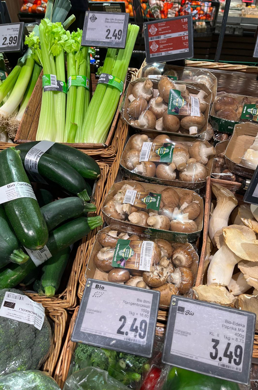 In der Obst- und Gemüseabteilung von EDEKA Deckenbach in Obertshausen warten zahlreiche Bio-Lebensmittel auf die Kunden