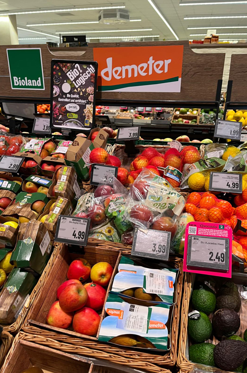 In der Obst- und Gemüseabteilung von EDEKA Deckenbach in Obertshausen warten zahlreiche Bio-Lebensmittel auf die Kunden