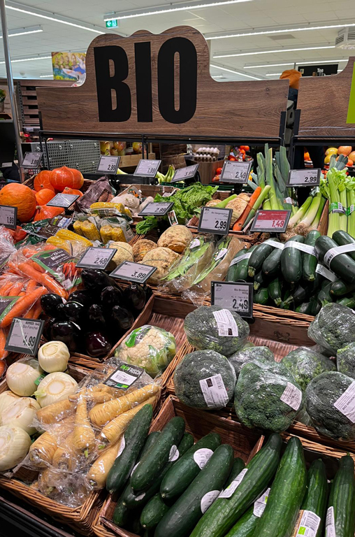In der Obst- und Gemüseabteilung von EDEKA Deckenbach in Obertshausen warten zahlreiche Bio-Lebensmittel auf die Kunden