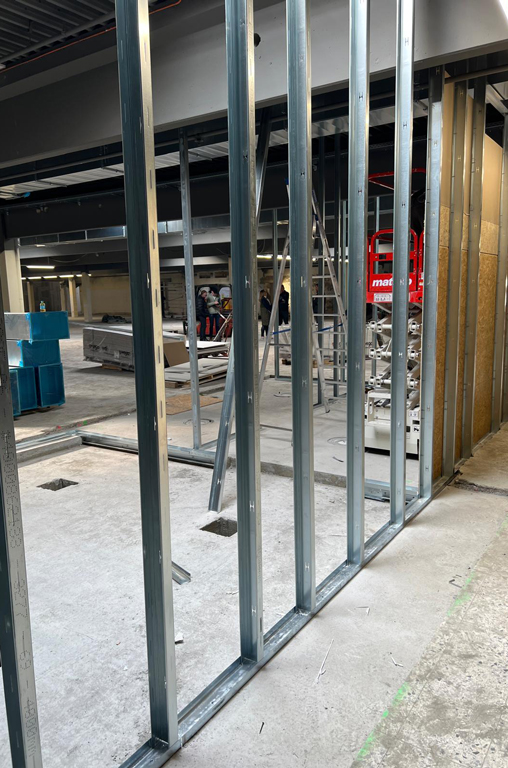 Fotoaufnahme von den Modernisierungsarbeiten im neuen EDEKA-Deckenbach-Markt