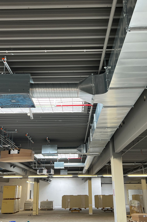 Fotoaufnahme von den Modernisierungsarbeiten im neuen EDEKA-Deckenbach-Markt