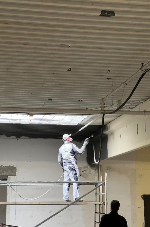 Fotoaufnahme von den Modernisierungsarbeiten im neuen EDEKA-Deckenbach-Markt