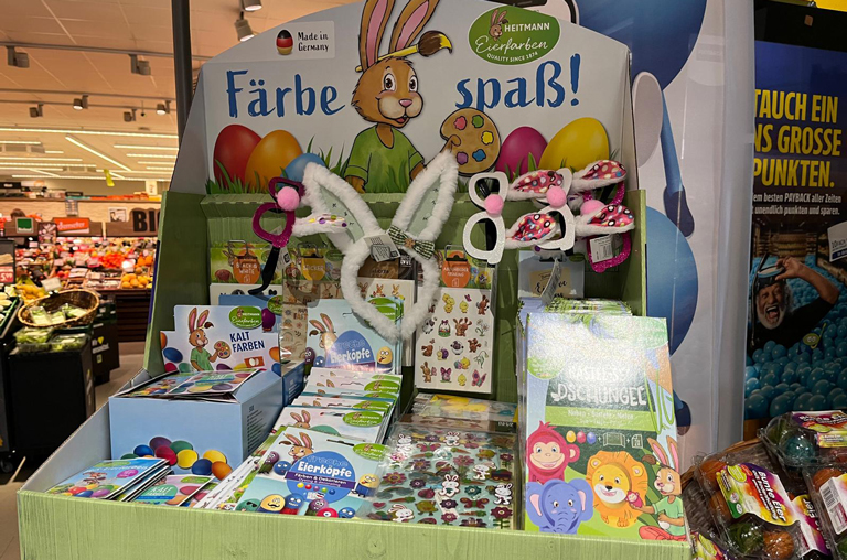 Ein Regal mit Eierfarben, Tattoos und vielem mehr für das Eierfärben an Ostern