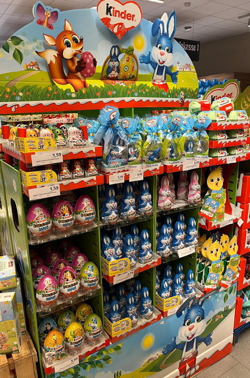 Ein Regal mit Süßigkeiten zu Ostern von kinder