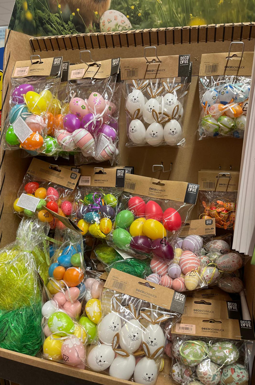 Dekorative Plastikeier zum Aufhängen