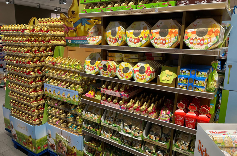 Naschereien zu Ostern: Ein Regal mit Schokoladenhighlights von Lindt
