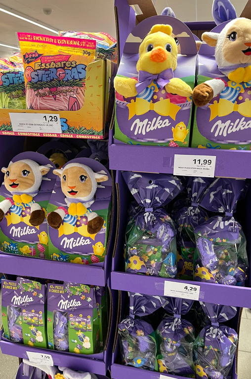 Ein Regal mit Süßigkeiten zu Ostern von Milka