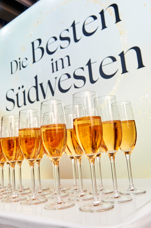 Sektgläser vor der Banner Die Besten im Südwesten