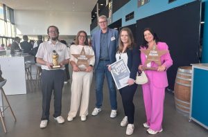 Das Team von EDEKA Deckenbach mit den Siegerpokalen: (v . l.) Von links: Justin Bönsch, Sabrina Kredel, Frank Deckenbach, Sarah Kleeblatt und Laura Euler