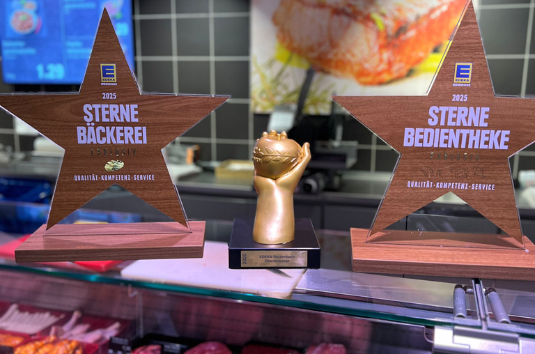 Die drei Pokale auf dem Tresen im EDEKA-Deckenbach-Markt