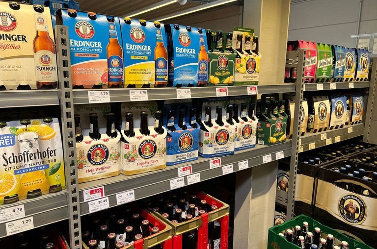 Aufnahme vom Bierregal im Getränkemarkt von EDEKA Deckenbach