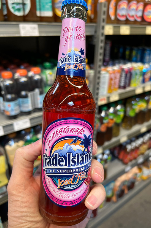 Aufnahme einer Flasche Trade Island Eistee