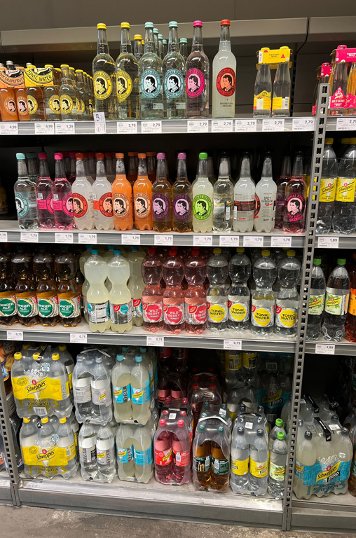 Aufnahme vom Bitter-Getränkeregal im Getränkemarkt von EDEKA Deckenbach