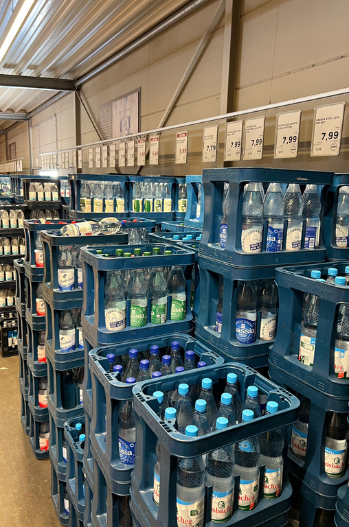 Aufnahme von Mineralwasserkisten im Getränkemarkt von EDEKA Deckenbach