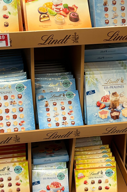 Lindt-Pralinen-Aufbau im Markt