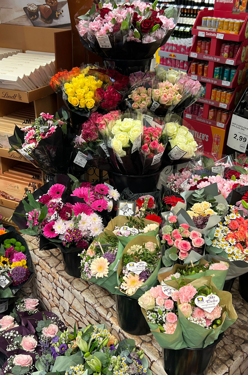 Verschiedene Blumen im Angebot von EDEKA Deckenbach zum Muttertag