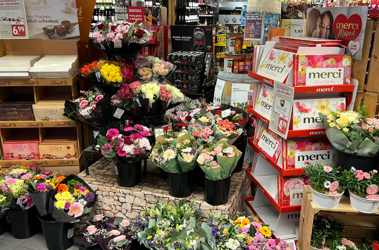 Verschiedene Blumen im Angebot von EDEKA Deckenbach zum Muttertag