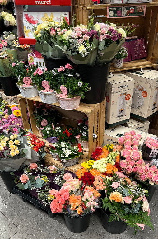 Verschiedene Blumen im Angebot von EDEKA Deckenbach zum Muttertag