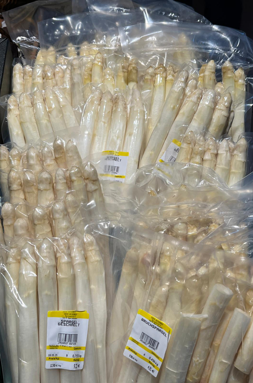 Abbildung regionaler Spargel in Folie verpackt