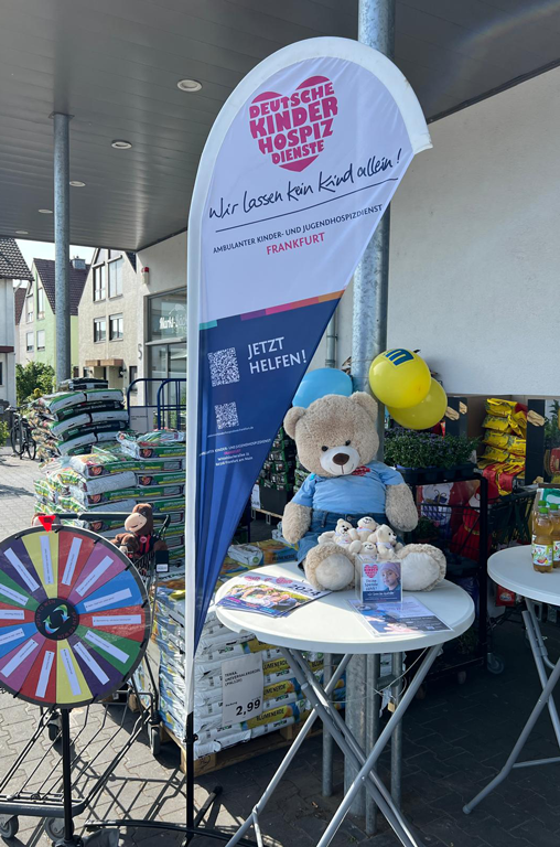 Am Stand des Kinderhospizdienstes Frankfurt vor dem EDEKA-Deckenbach-Markt wurden tolle Stofftiere verlost