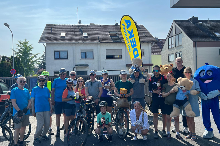 Die fleißigen Radler für den guten Zweck vor dem EDEKA-Deckenbach-Markt