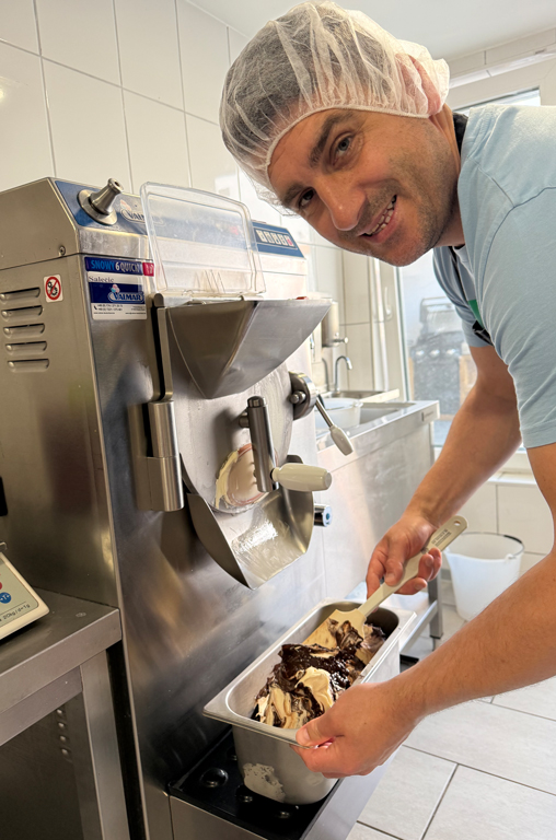 Petar Duvnjak bei der Eiszubereitung