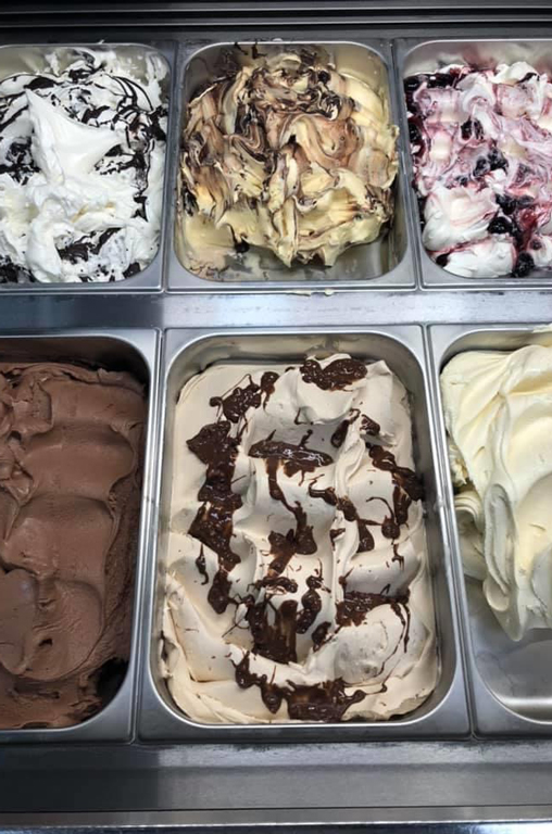 Das Eisangebot in der Eisdiele von Eis Mia in Obertshausen
