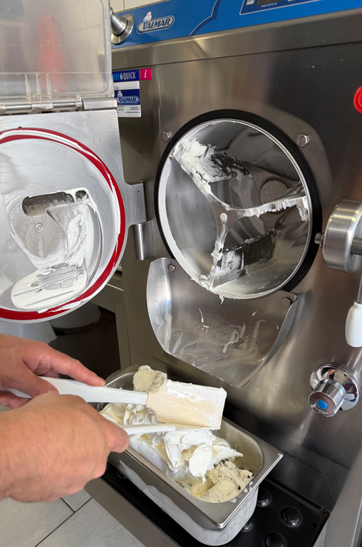 Eiszubereitung in der Eismaschine